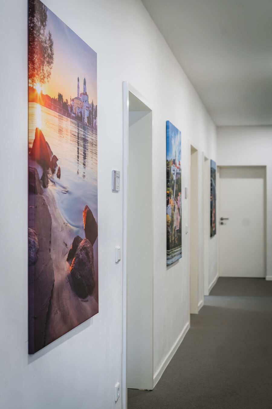 Büroflur mit Passau-Kunstdrucken