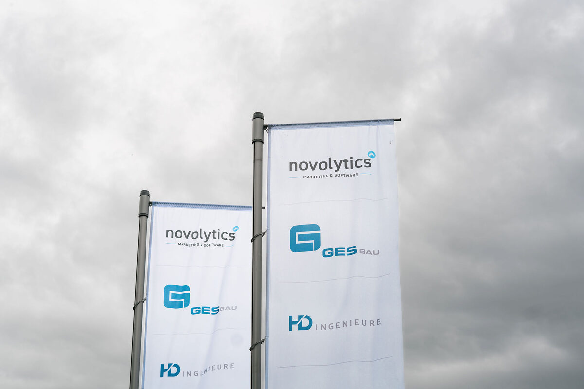 novolytics Banner vor dem Büro